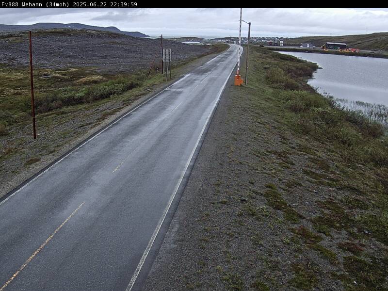 Webcam Mehamn Gamvik / Blick auf den Fv888, rechts der Teich